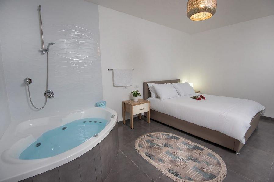 48004 המתחם הפנימי והחדרים, וילה גליו בגליל, וילה  בספסופה וילות - Vila 4 U