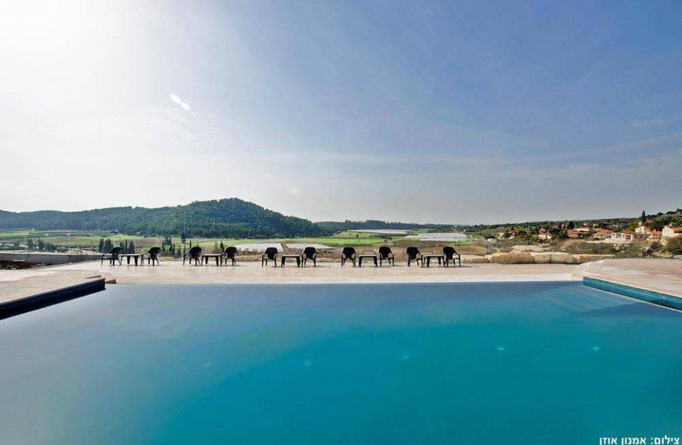 54797 החצר והבריכה, אחוזת דניאל, וילה  בזכריה וילות - Vila 4 U