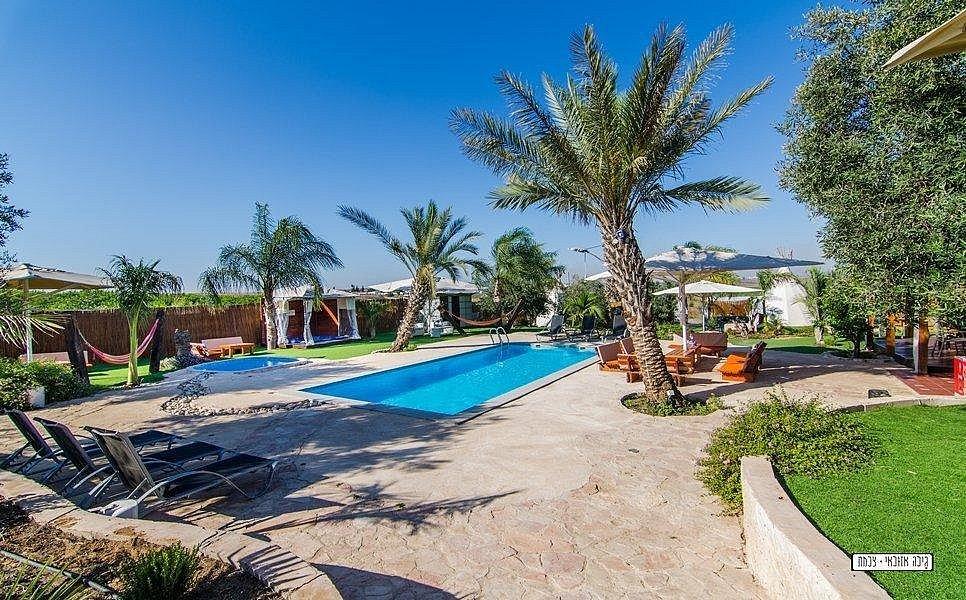 60985 הבריכה הספא והחצר, מונקאטה, וילה  בשדה דוד וילות - Vila 4 U