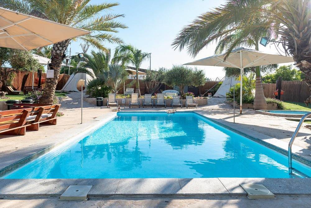 63522 הבריכה הספא והחצר, מונקאטה, וילה  בשדה דוד וילות - Vila 4 U