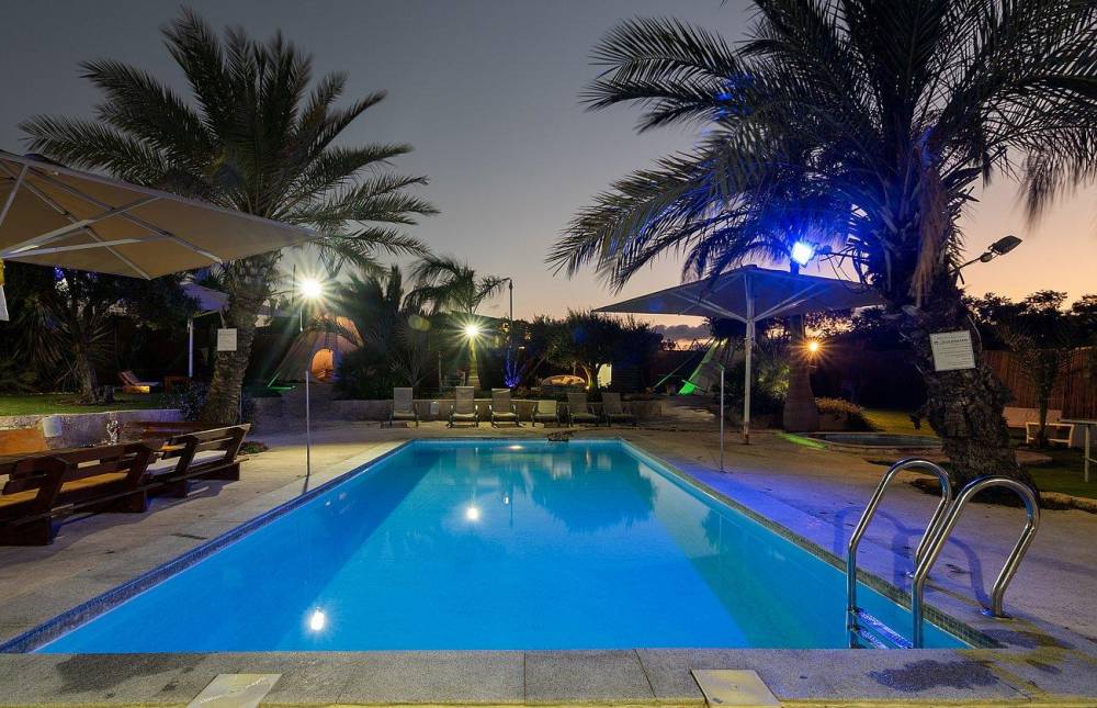 63529 הבריכה הספא והחצר, מונקאטה, וילה  בשדה דוד וילות - Vila 4 U