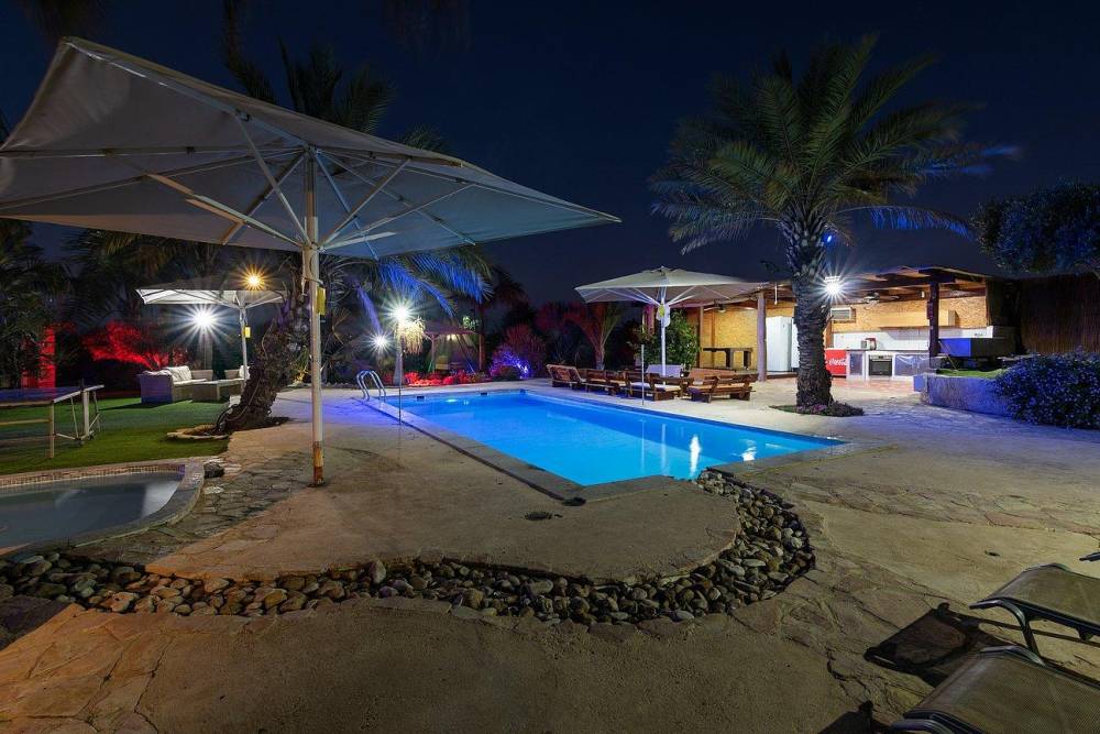 63536 הבריכה הספא והחצר, מונקאטה, וילה  בשדה דוד וילות - Vila 4 U