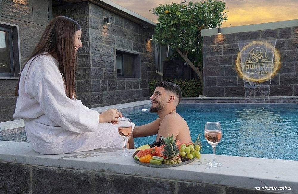 וילה ספא בצל השקד חוץ המתחם החיצוני, וילה ספא בצל השקד, וילה  בטפחות וילות - Vila 4 U