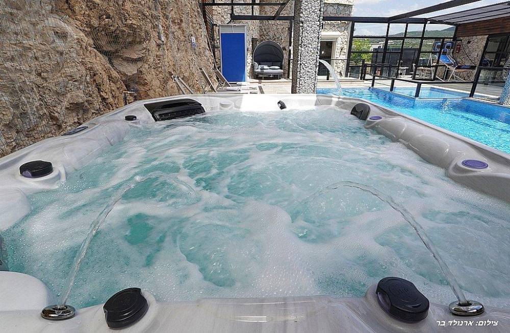 162038 המתחם החיצוני, אחוזת הסלעים, וילה  בירכא וילות - Vila 4 U