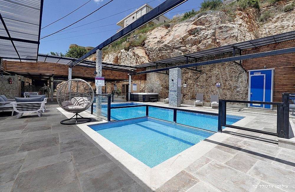 162042 המתחם החיצוני, אחוזת הסלעים, וילה  בירכא וילות - Vila 4 U