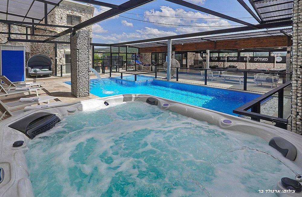 162049 המתחם החיצוני, אחוזת הסלעים, וילה  בירכא וילות - Vila 4 U