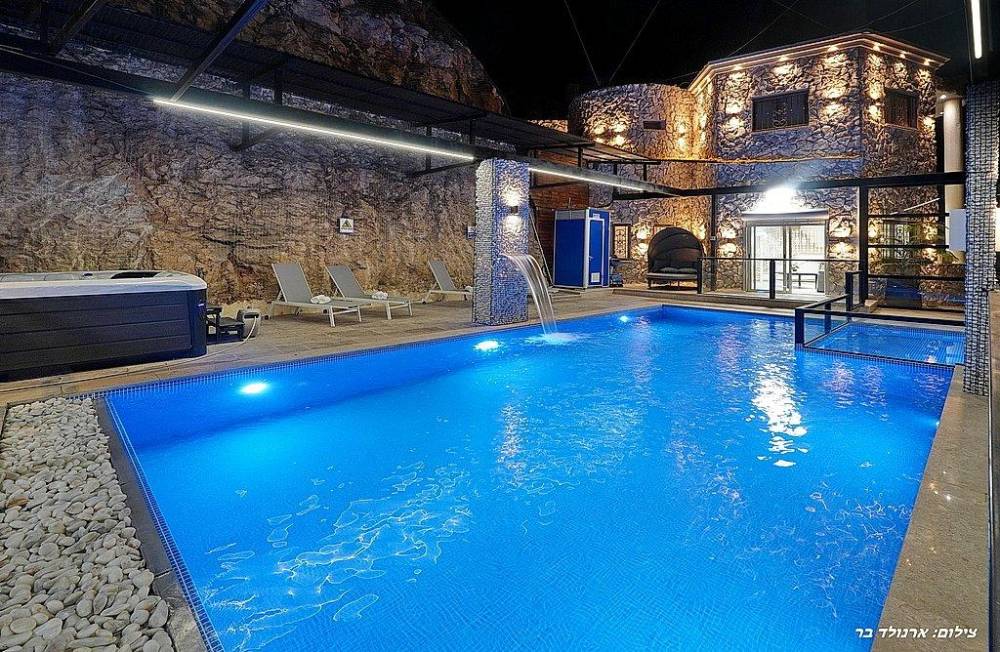 162075 המתחם החיצוני, אחוזת הסלעים, וילה  בירכא וילות - Vila 4 U