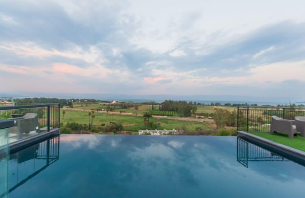 169875 המתחם החיצוני, וילה קסם הנוף מגדל, וילה  במגדל וילות - Vila 4 U