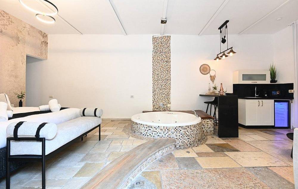 179332 בקתות האירוח, אחוזת לירי ריזורט, וילה  בטבריה וילות - Vila 4 U