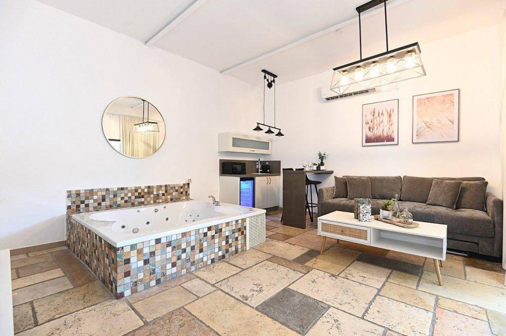 179365 בקתות האירוח, אחוזת לירי ריזורט, וילה  בטבריה וילות - Vila 4 U