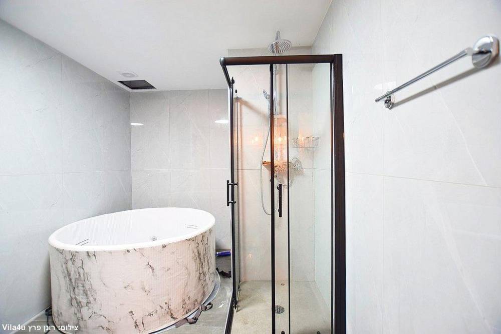 181504 חדרי השינה והג'קוזי, סניורה סוויט | Senyora Suite TLV, וילה  בתל אביב וילות - Vila 4 U