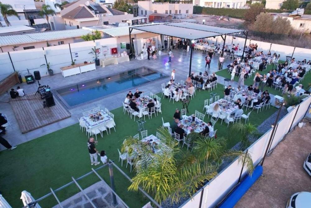 188374 חוגגים אצלנו, אואזיס, וילה  בשדה צבי וילות - Vila 4 U