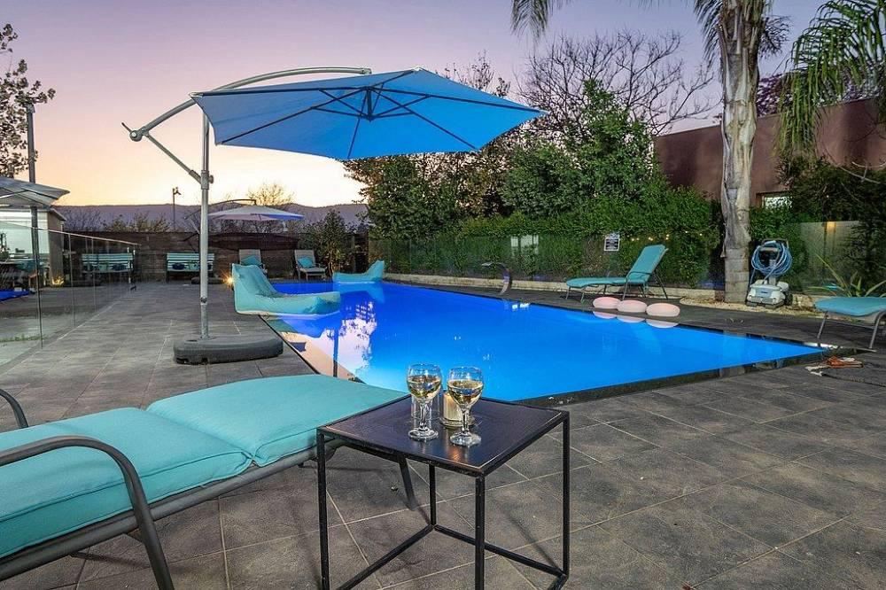 209868 המתחם בערב, וילה שירת הנחל, וילה  בשדה נחמיה וילות - Vila 4 U