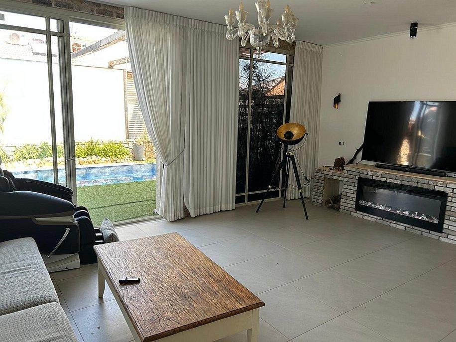 209970 גלרית פנים, סוויטת גן עדן בשרון, וילה  בכפר סבא וילות - Vila 4 U