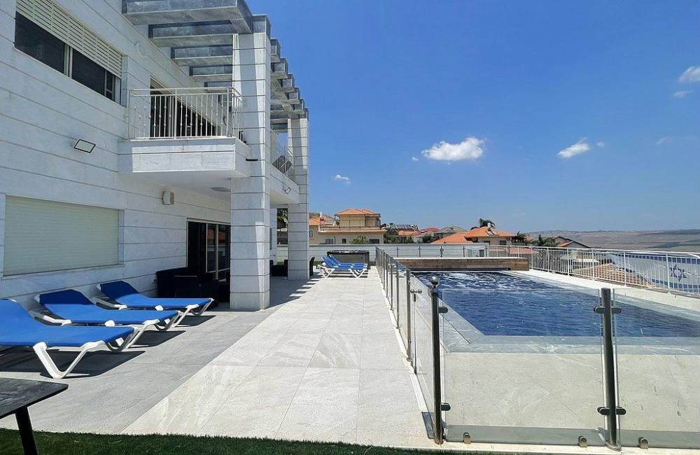 211181 מתחם חיצוני, וילה לבנה יבנאל, וילה  ביבנאל וילות - Vila 4 U