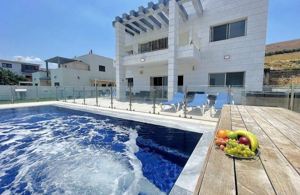 211194 מתחם חיצוני, וילה לבנה יבנאל, וילה  ביבנאל וילות - Vila 4 U