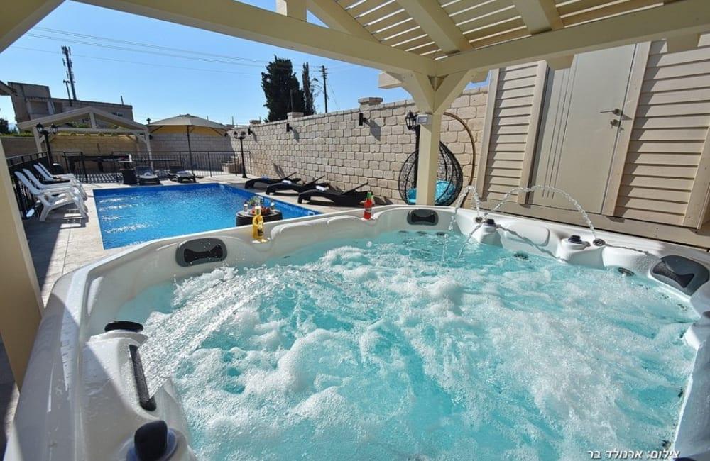 214999 חצר ובריכה, אחוזת אמור, וילה  בספסופה וילות - Vila 4 U