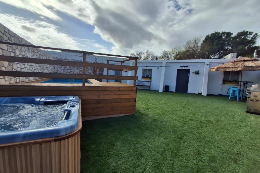 217134 מתחם חיצוני הבריכה והג'קוזי, כפר הים, וילה  בנתניה וילות - Vila 4 U