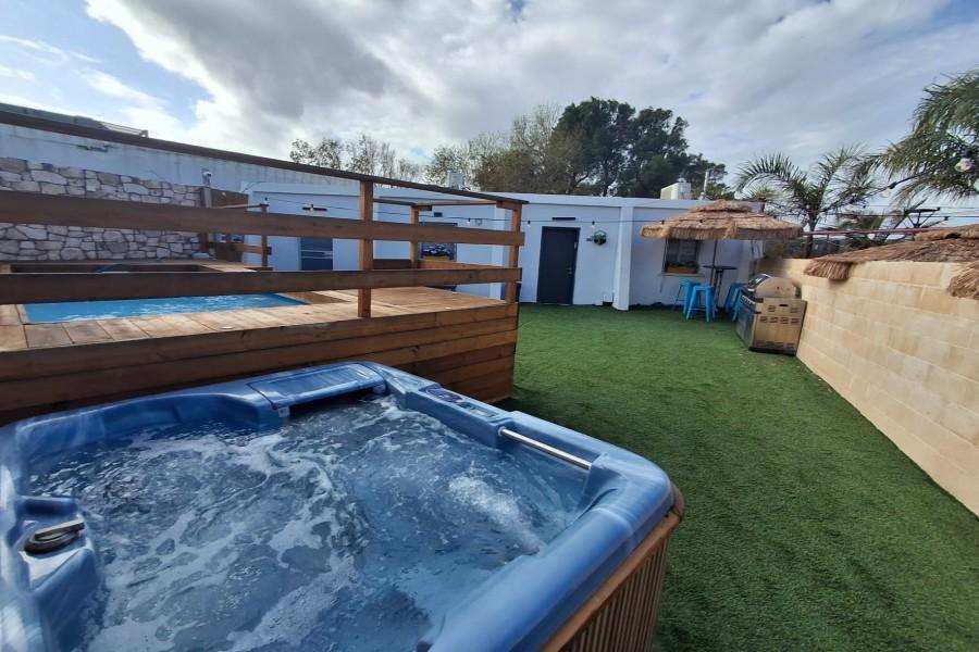 217142 מתחם חיצוני הבריכה והג'קוזי, כפר הים, וילה  בנתניה וילות - Vila 4 U