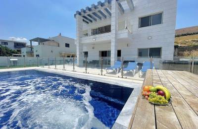 וילה לבנה יבנאל