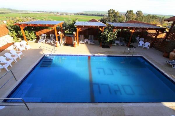 פינה בסגרה מיטות שיזוף ובריכה