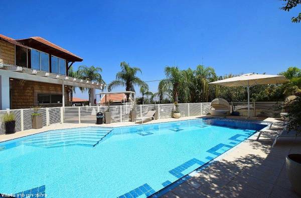 אחוזת הנרקיס 42