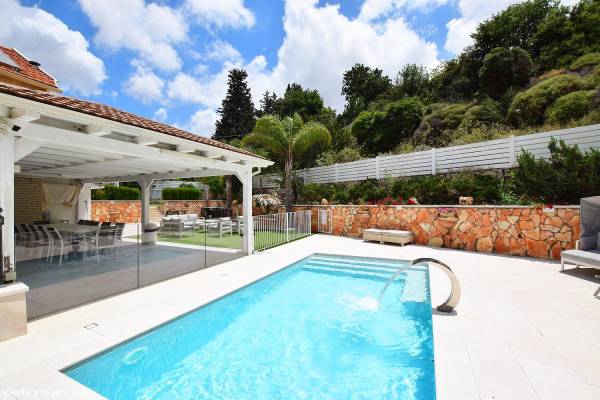 וילה במצפה הבריכה בחוץ