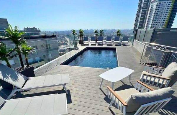 רויאל פנטהאוז מתחם הבריכה