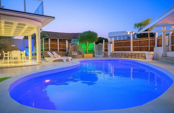 וילה גל - הבריכה והוילה