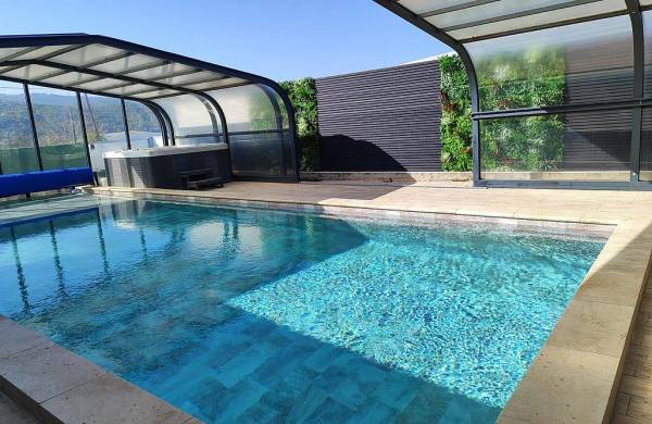 בריכת שחייה ענקית מתאימה לכל המשפחה