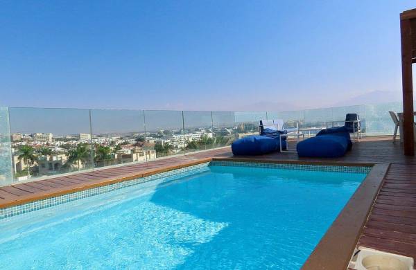 הלוטוס הלבן - The White Lotus